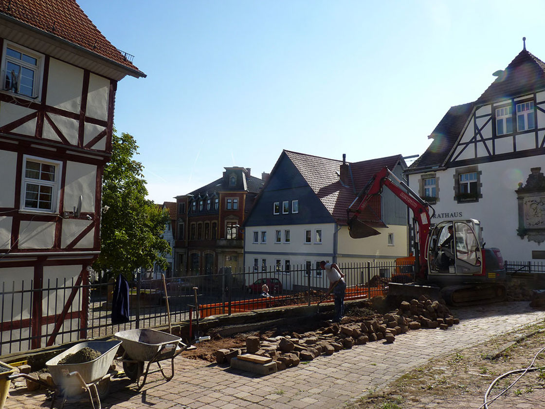 Pflaster- und Treppenarbeiten an St. Crescentius (Foto:Karl-Franz Thiede)